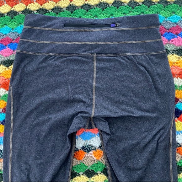 Athleta #862109 Gray Black Relay Capri Leggings Reflective Yoga Cropped … - Picture 4 of 15